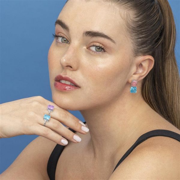 anillo topacio azul rectangular en plata con brazo abierto