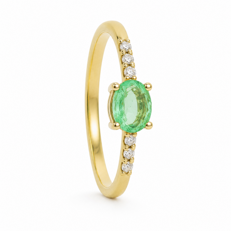 Anillo esmeralda oval y circonitas en oro amarillo